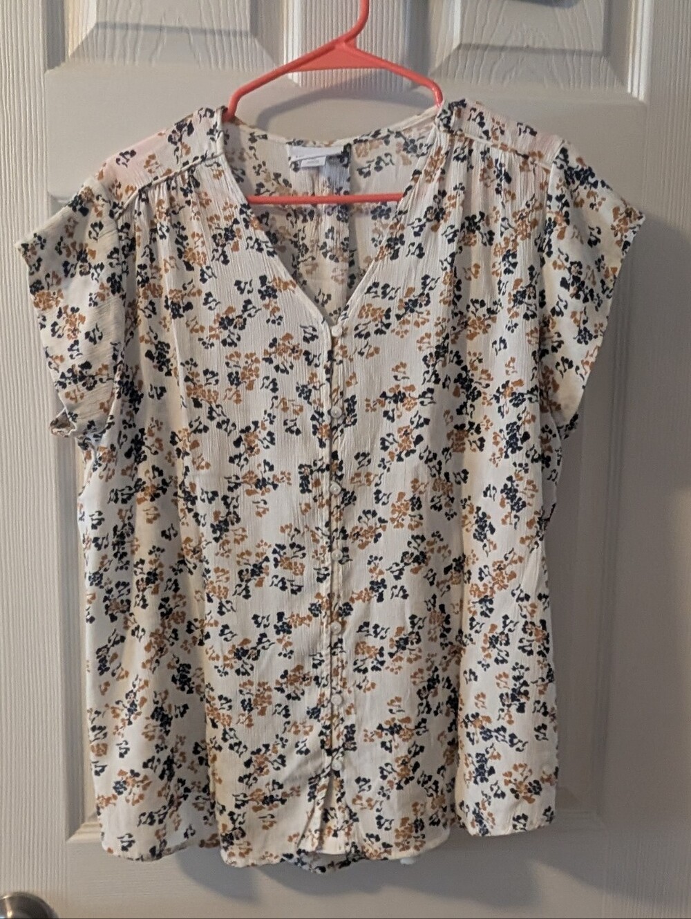 Liz Claiborne Cream Floral Button-Front Short-Sleeve Blouse